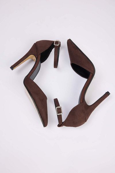 TRENDYOL SHOES Кафяви велурени дамски обувки на висок ток с каишка до глезена и остър връх TAKSS25TO00089