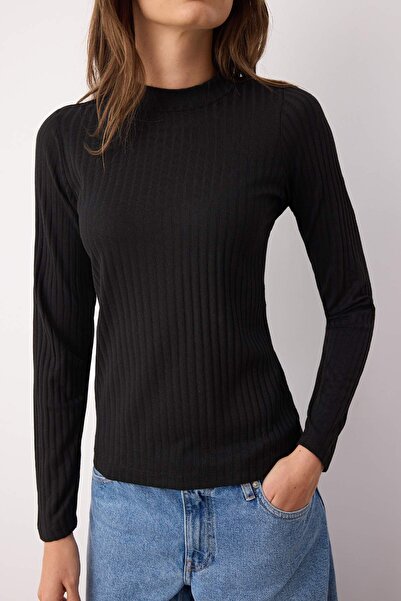 Trendyol Collection Černá pletená halenka se stojatým výstřihem a žebrovaným elastickým střihem TWOAW20BZ0200