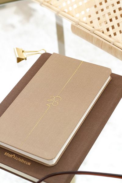 Matt Notebook Εβδομαδιαία λινό τσέπη Ατζέντα 2026 Έτος 12 μηνών καφέ γάλακτος