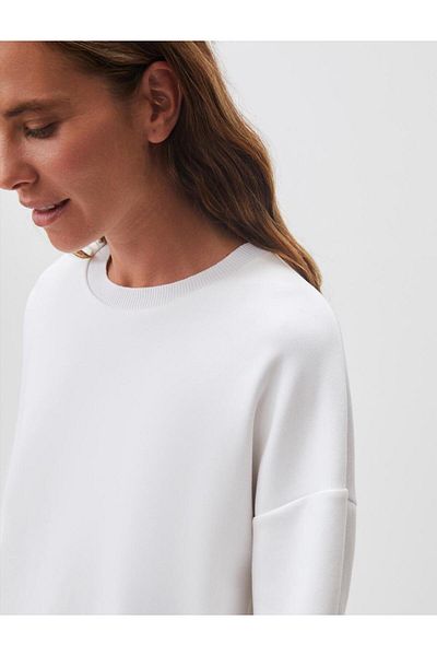 Jimmy Key Bílá mikina s dlouhým rukávem a oversize výstřihem