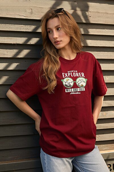 Velvoria Μπλουζάκι Unisex oversized Mountain Explorer με τύπωμα σε μπορντό χρώμα