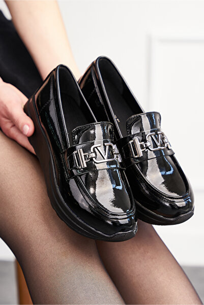 Nstil Günlük Kadın Siyah Rugan Loafer V Tokalı Tırtıklı Tabanlı Oval Burunlu Makosen Babet Ayakkabı 7697