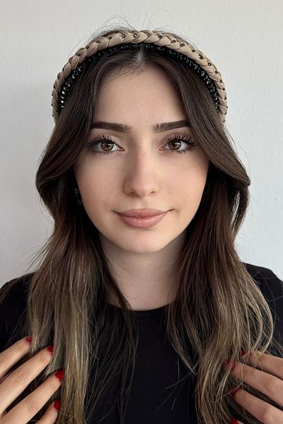 TAKIŞTIR تاج مشط بتفاصيل حجرية بلون بني فاتح