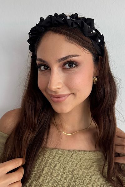 TAKIŞTIR تاج بتفاصيل حجر ولؤلؤ باللون الأسود