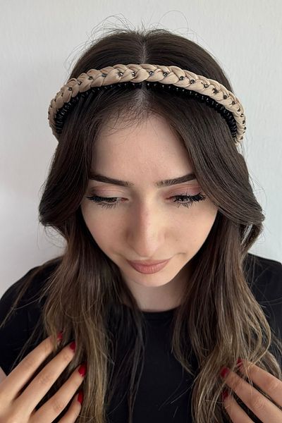 TAKIŞTIR تاج مشط بتفاصيل حجرية بلون بني فاتح