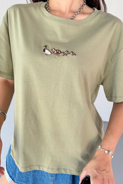 Cappmoda T-913 Βαμβακερό κοντομάνικο μπλουζάκι με κέντημα με πάπια χακί