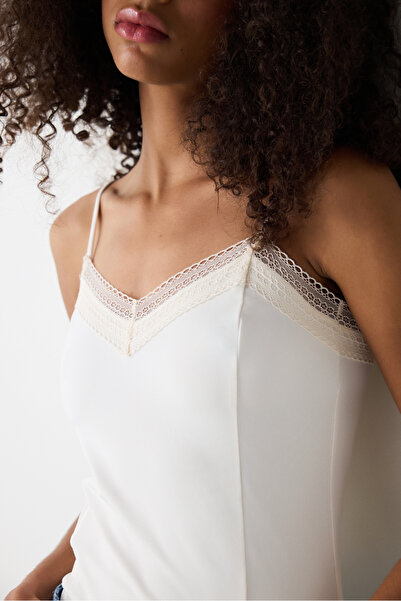 Penti Κρεμ εσώρουχο με δαντέλα V-λαιμόκοψη Slim Fit