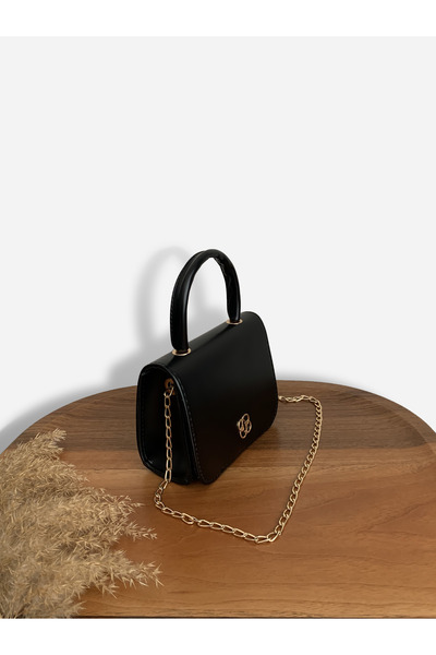 Shloe حقيبة كروس نسائية سوداء اللون مع سلسلة وحزام يد مع إبزيم مفصل