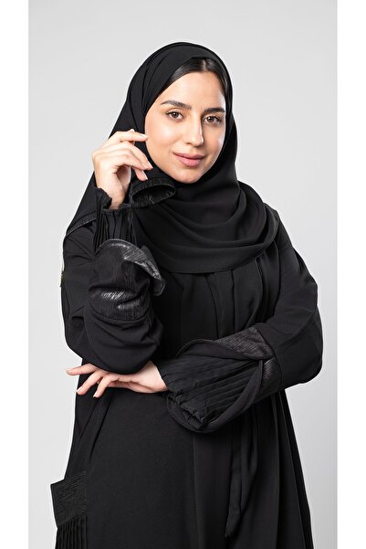 outline عباية سوداء بأكمام جلدية بنية