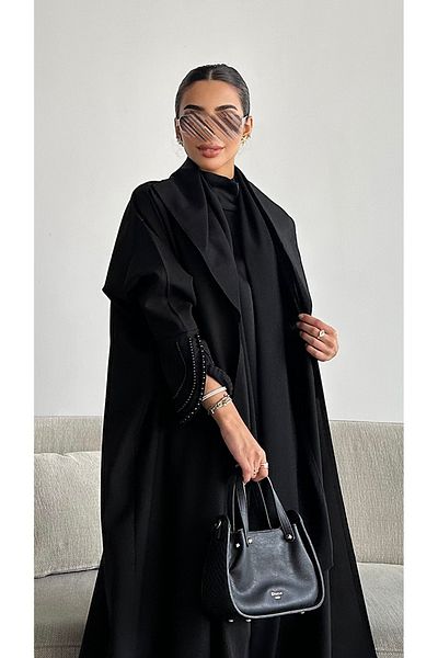 outline عباية سوداء بأكمام مطرزة باللؤلؤ