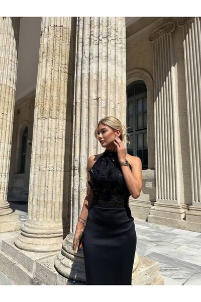 Genel Markalar İnci Kemer Detaylı Tüylü İşlemeli Halter Yaka Uzun Abiye Elbise