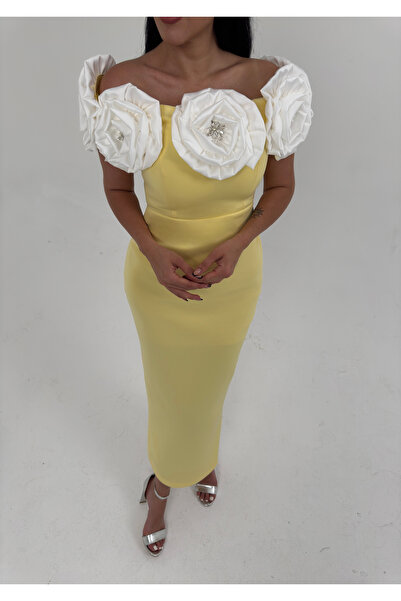 1Moda1Tarz Kadın İthal Scauba Kumaş Carmen Yaka Gül Detaylı Arka Yırtmaç Detay Astarlı Tasarım Elbise