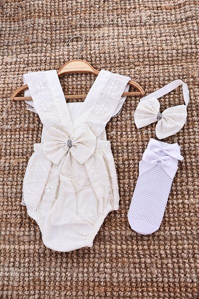 ŞAPKAKİDS Ekru Lace Salopet Stone Detail Bandana and Socks Set