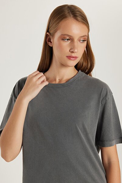 Tudors تي شيرت نسائي ذو قصة مريحة وياقة دائرية مصنوع من القطن بنسبة 100%