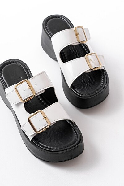 Aymood 24414-574 Γυναικείες παντόφλες με λευκό λουστρίνι καθημερινή πόρπη με σφήνα τακούνι