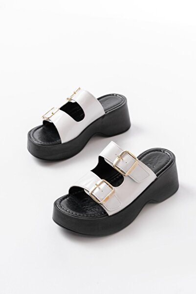 Aymood 24414-574 Γυναικείες παντόφλες με λευκό λουστρίνι καθημερινή πόρπη με σφήνα τακούνι