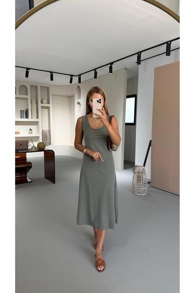 Sezgi Tekin Φόρεμα με λαιμόκοψη χακί με καμπάνα