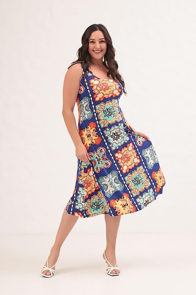 Truva XXL Η άνεση και η κομψότητα σας συνοδεύουν με το φόρεμα με μοτίβο και χοντρό λουράκι!