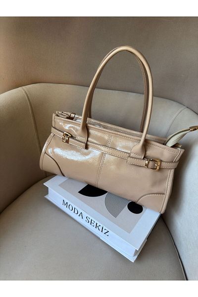 Moda Sekiz Γυναικεία λουστρίνι μπαγκέτα τσάντα με λεπτομέρεια αξεσουάρ ζώνης στα πλαϊνά