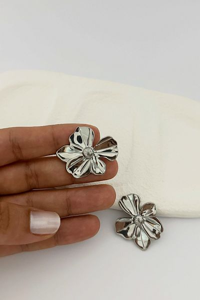 DELEIZA ACCESSORY Steel Silver Flower Form Earrings