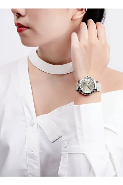 Naviforce Elegant Women's Quartz Watch Stylish Round Dial with Textured Design Rotating Bezel Leather Strap