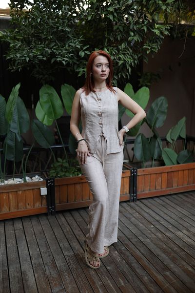 SEZON MAGAZALARI Woman's button detailed double suit.