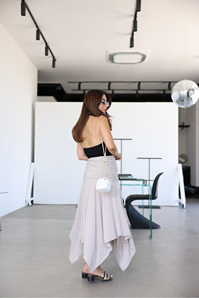 Özge Özgenç Асиметрична пола с набрани страни