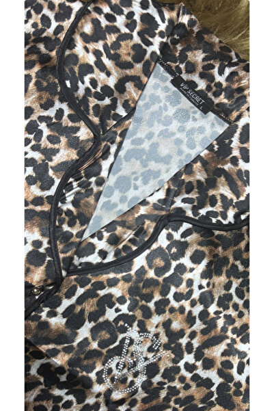 SATTENS Dámská saténová pyžamová souprava s dlouhým rukávem a leopardím vzorem s kamenným potiskem