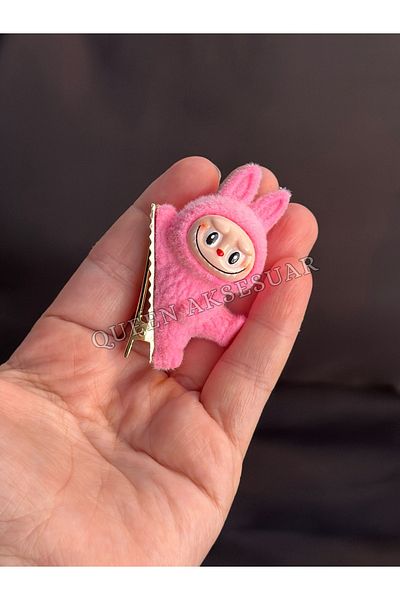 QUEEN AKSESUAR New Trend 3D Furry Labubu Toy Figured Clamp Buckle Dark Candy Fuchsia Pink