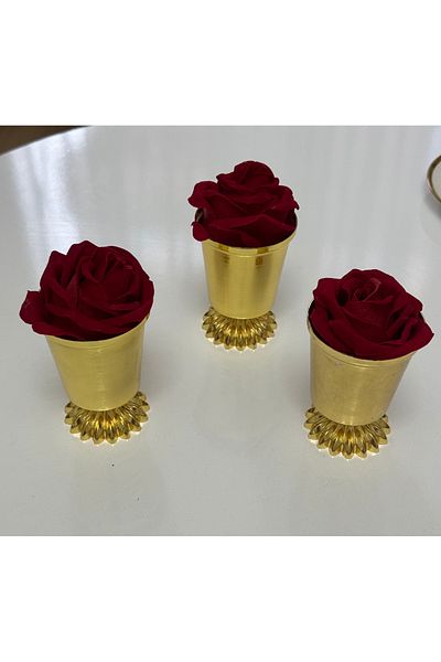 Elzemm store 3 Pcs Gold Color Patterned Footed Rose Bucket Red Roses Included