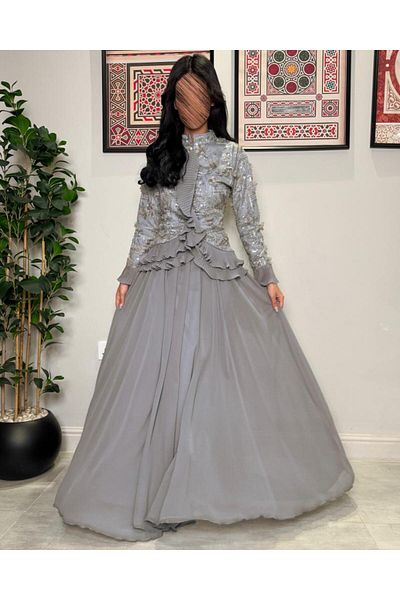 toog Light gray dress with embroidered roses and ruffles