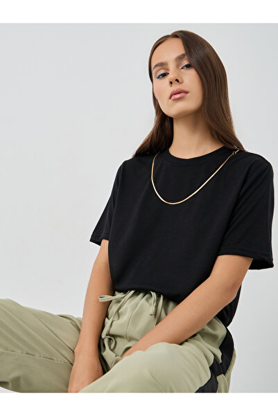 Styli تي شيرت برقبة دائرية وأكمام قصيرة وتفاصيل سلسلة