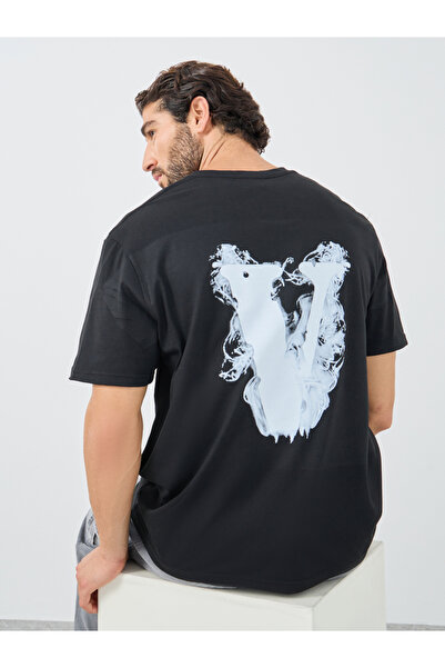 Styli تي شيرت كبير الحجم بطبعة جرافيكية على شكل حرف V من الخلف