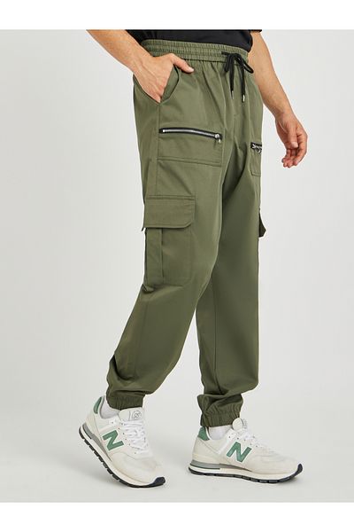 Styli Men Olive Solid Relaxed Fit Cargo Joggers with Zipper Detail