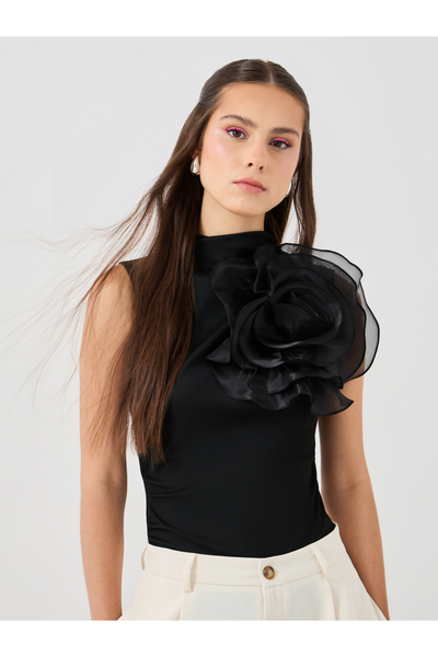 Styli بلوزة سادة بدون أكمام مع تفاصيل صدرية من الزهور