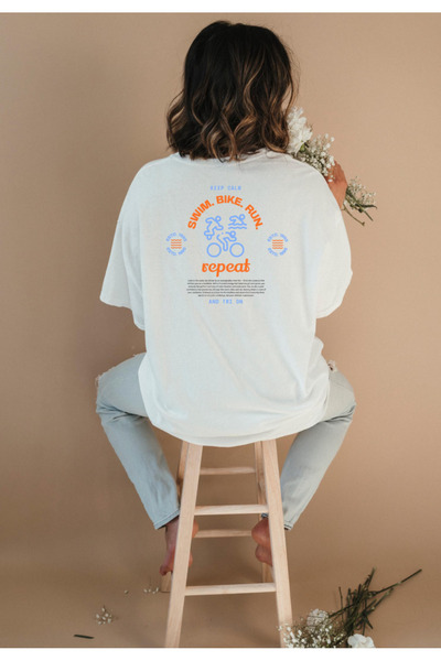 LAYORA Λευκό μπλουζάκι “Swim Bike Run Repeat” Πίσω με τύπωμα unisex αθλητικό μπλουζάκι – Στυλ εξωτερικού χώρου & γυμναστικής