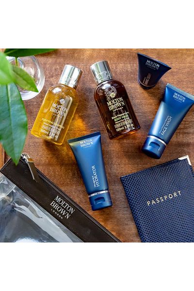 Molton Brown Set cadou pentru bărbați, ideal pentru călătorii, Molton Brown Well Groomed Wayfarer, 5 piese