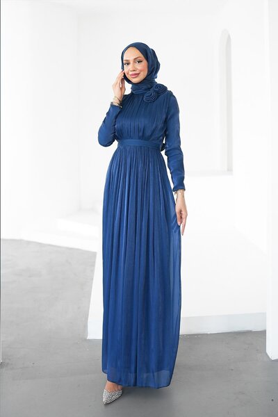 hakimoda فستان سهرة نيفجول إشيلتي باللون الأزرق الداكن مع حجاب