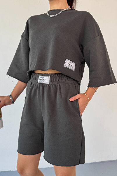 Cappmoda Tkm-03597 Smoked Label Detail Crew Neck Crop T-Shirt Short Shorts Two-Piece Set