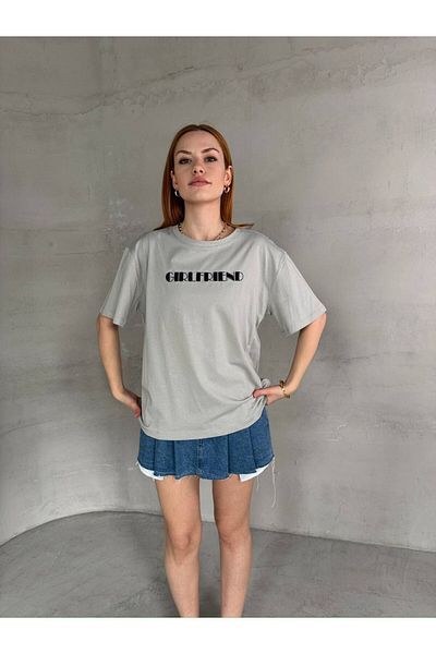 Cappmoda T-900 Painting Gray Girlfriend Text Embroidered Crew Neck Half Sleeve T-Shirt