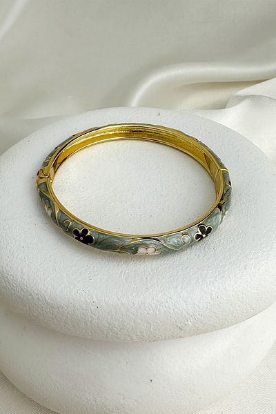 Modex Special Series Gray Enamel Flower Motif Handcuff Bracelet (Diameter: 6cm)