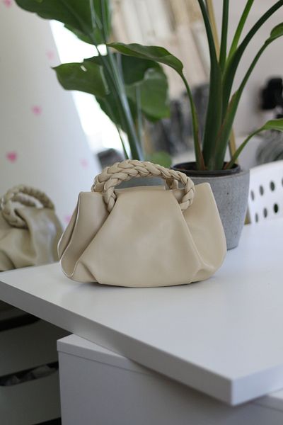 Moom Bag Geantă de umăr din piele moale tricotată galben unt pentru femei