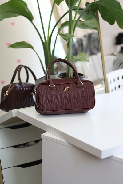 Moom Bag حقيبة كتف نسائية بمقبض مزخرف باللون العنابي