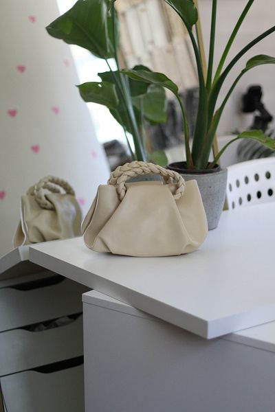 Moom Bag Geantă de umăr din piele moale tricotată galben unt pentru femei