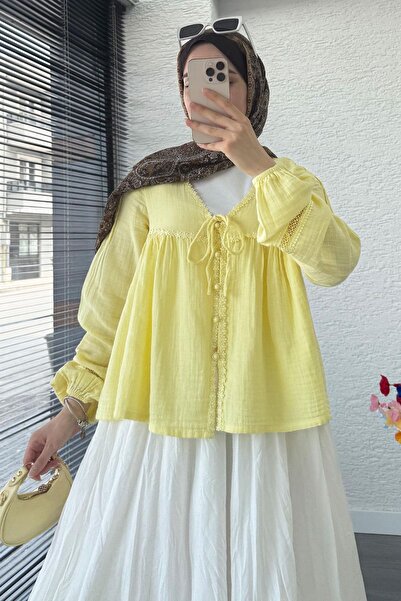 MELEK ARAZ Κοντό κιμονό μουσελίνας με λεπτομέρεια γκιπούρ – κίτρινο