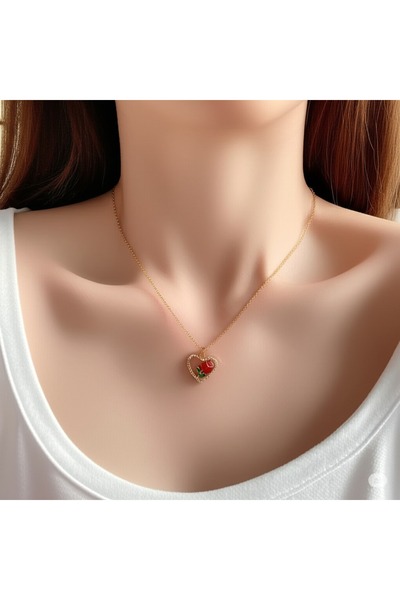 FAMEMUS ACCESSORY قلادة بتصميم وردة حمراء على شكل قلب من حجر الزركون الذهبي م...