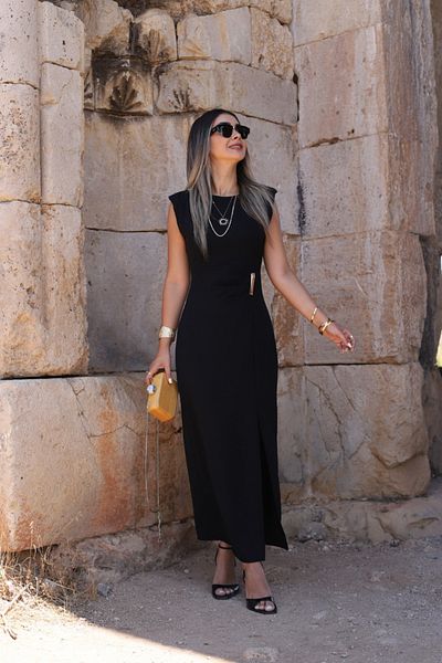 bytugcekaya Μαύρο φόρεμα με λεπτομέρεια με αγκράφα στη μέση