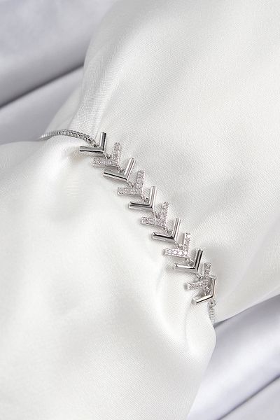 Clariss Brass Zircon Stone Row Arrow Model Silver Color Elevator Women's Bracelet