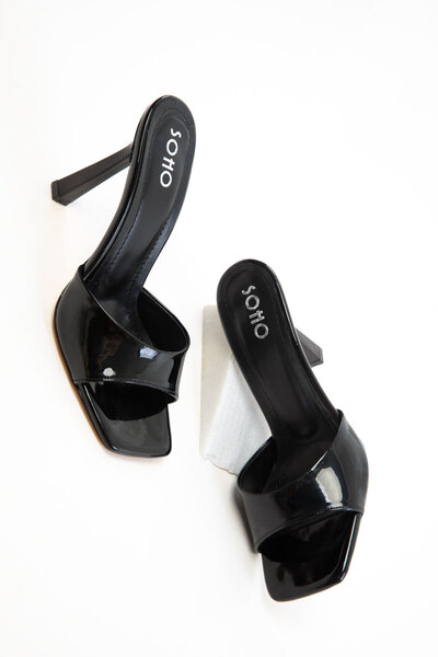 SOHO Fekete lakkbőr női klasszikus sarkú cipő 20754