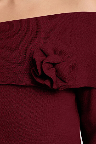 Trendyol Collection Sweter z dzianiny w kolorze claret red rose z kołnierzykiem carmen TWOAW25KZ00373